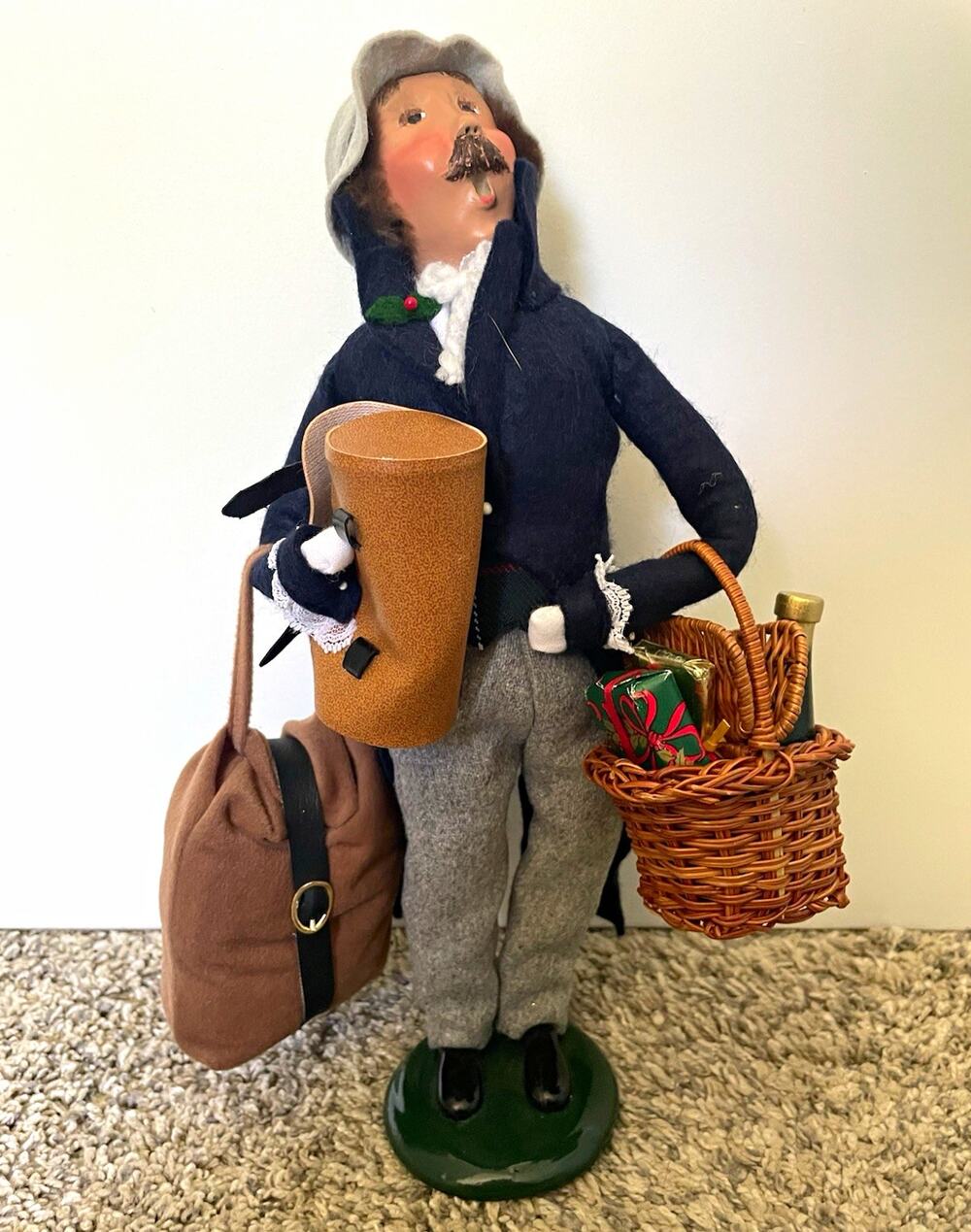 Vtg Byers' Choice Ltd. The Carolers Traveller Man Caroler 2000 Figurine Luggage